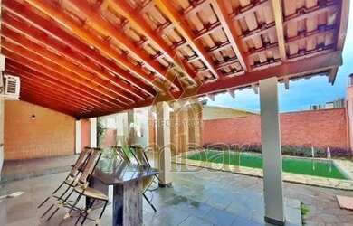 Imagem: A casa possui 3 Dormitórios, 4 Banheiros, 4 Vagas na garagem