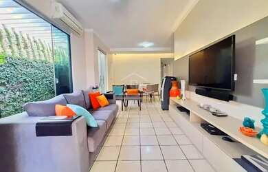 Imagem: A casa possui 4 Dormitórios, 3 Banheiros, 4 Vagas na garagem