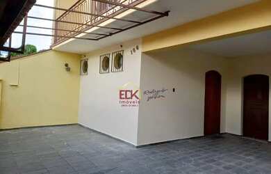 Imagem: A casa possui 5 Dormitórios, 5 Banheiros, 4 Vagas na garagem