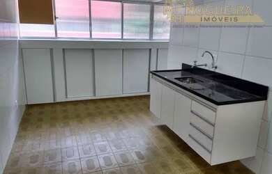 Imagem: O apartamento possui 3 Dormitórios, 1 Banheiro, 1 Vaga na garagem