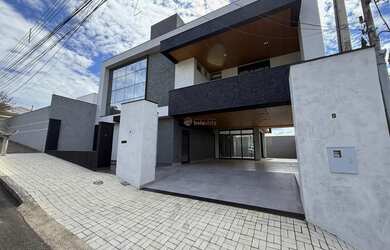 Imagem: A casa possui 3 Dormitórios, 4 Banheiros, 1 Vaga na garagem