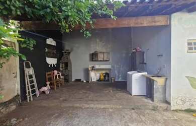 Imagem: A casa possui 2 Dormitórios, 1 Banheiro, 1 Vaga na garagem