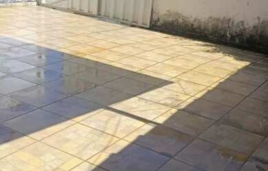 Imagem: A casa possui 3 Dormitórios, 1 Banheiro, 2 Vagas na garagem