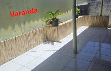 Imagem: A casa possui 3 Dormitórios, 1 Banheiro, 2 Vagas na garagem