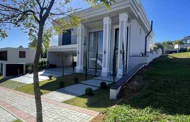 Imagem: A casa em condomínio possui 5 Dormitórios, 5 Banheiros, 4