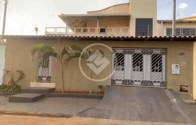 Imagem: A casa possui 5 Dormitórios, 2 Banheiros, 3 Vagas na garagem