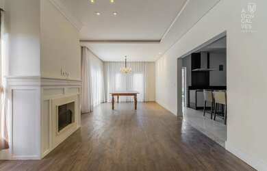 Imagem: A casa em condomínio possui 5 Dormitórios, 4 Banheiros, 305m²