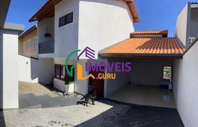 Imagem: A casa possui 3 Dormitórios, 3 Banheiros, 4 Vagas na garagem