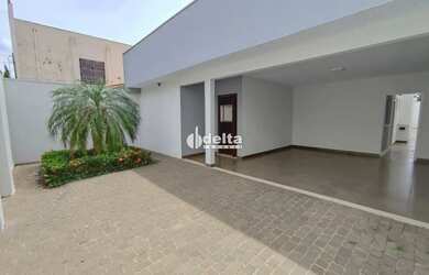 Imagem: A casa possui 4 Dormitórios, 2 Banheiros, 3 Vagas na garagem