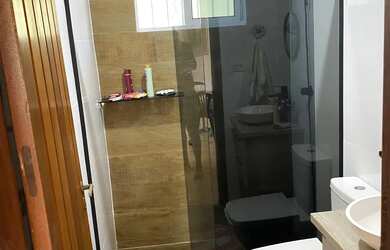 Imagem: A casa possui 2 Dormitórios, Acomodam 10 pessoas, 3 Vagas na