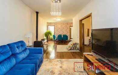 Imagem: A casa possui 4 Dormitórios, 5 Banheiros, 4 Vagas na garagem