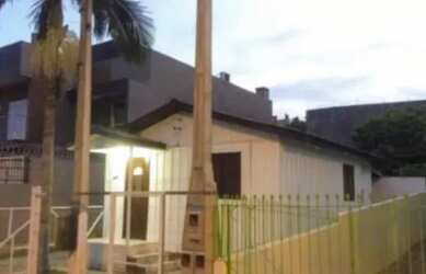 Imagem: A casa possui 2 Dormitórios, 1 Banheiro, 1 Vaga na garagem