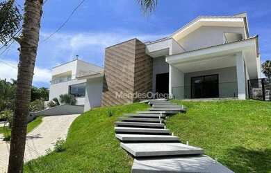 Imagem: A casa em condomínio possui 5 Dormitórios, 5 Banheiros, 5