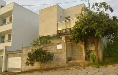 Imagem: A casa possui 3 Dormitórios, 3 Banheiros, 4 Vagas na garagem