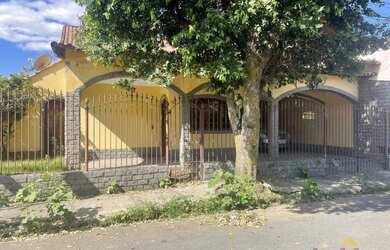 Imagem: A casa possui 3 Dormitórios, 2 Banheiros, 1 Vaga na garagem