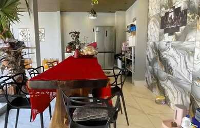 Imagem: A casa possui 2 Dormitórios, 2 Banheiros, 2 Vagas na garagem