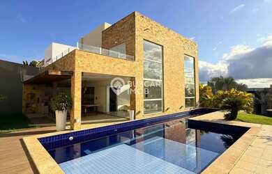 Imagem: A casa em condomínio possui 3 Dormitórios, 4 Banheiros, 380m²