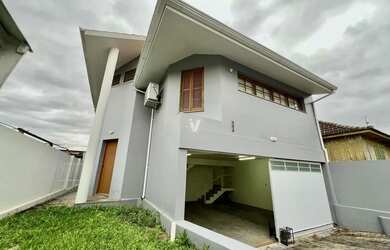 Imagem: A casa possui 4 Dormitórios, 3 Banheiros, 3 Vagas na garagem