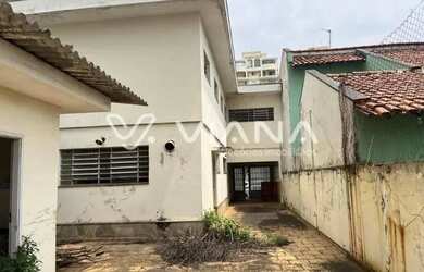 Imagem: A casa possui 5 Dormitórios, 3 Banheiros, 4 Vagas na garagem