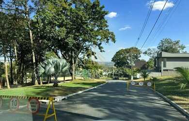 Imagem: O terreno possui 403m² de Área e está localizado em Senador