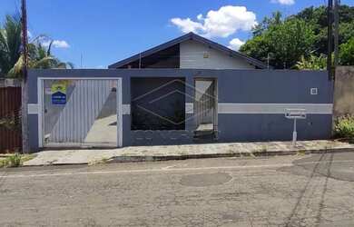 Imagem: A casa possui 3 Dormitórios, 1 Banheiro, 4 Vagas na garagem