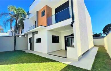 Imagem: A casa possui 3 Dormitórios, 3 Banheiros, 2 Vagas na garagem