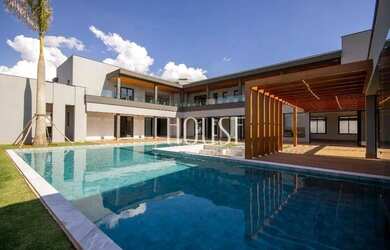 Imagem: A casa em condomínio possui 5 Dormitórios, 5 Banheiros, 5