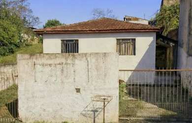 Imagem: A casa possui 3 Dormitórios, 1 Banheiro, 3 Vagas na garagem