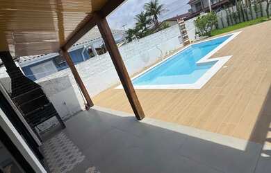 Imagem: A casa possui 5 Dormitórios, Acomodam 13 pessoas, 2 Vagas na