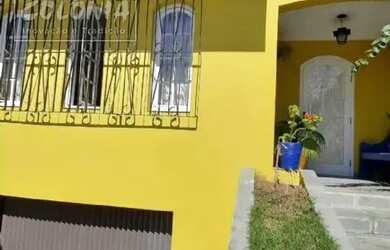 Imagem: A casa possui 3 Dormitórios, 1 Banheiro, 3 Vagas na garagem