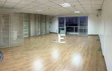 Imagem: O depósito possui 2 Vagas na garagem, 61m² de Área e está