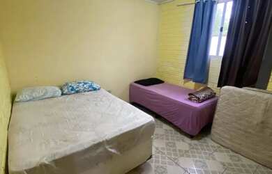 Imagem: A casa possui 4 Dormitórios, Acomodam 15 pessoas e 4 Vagas