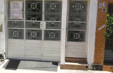 Imagem: A casa possui 2 Dormitórios, 2 Banheiros, 2 Vagas na garagem