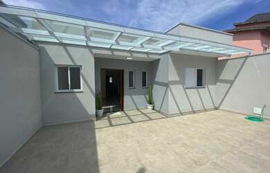 Imagem: A casa possui 4 Dormitórios, 2 Banheiros, 2 Vagas na garagem