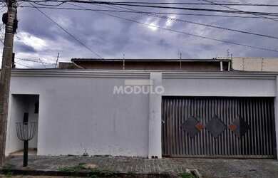 Imagem: A casa possui 3 Dormitórios, 3 Banheiros, 2 Vagas na garagem