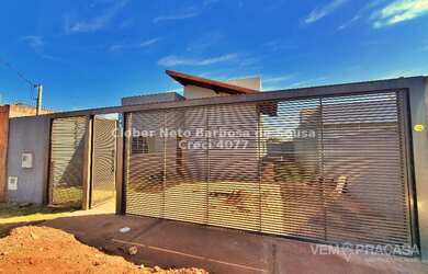 Imagem: A casa possui 3 Dormitórios, 2 Banheiros, 2 Vagas na garagem