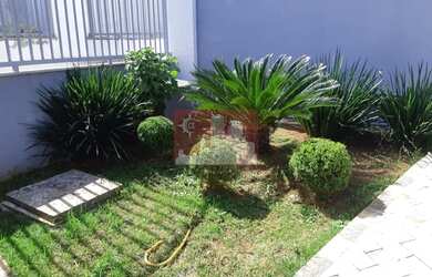 Imagem: A casa possui 3 Dormitórios, 3 Banheiros, 2 Vagas na garagem