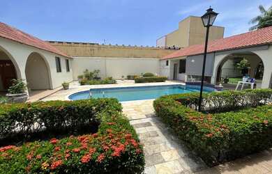 Imagem: A casa possui 4 Dormitórios, 5 Banheiros, 5 Vagas na garagem