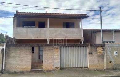 Imagem: A casa possui 4 Dormitórios, 2 Banheiros, 1 Vaga na garagem