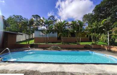 Imagem: A casa possui 5 Dormitórios, 5 Banheiros, 3 Vagas na garagem