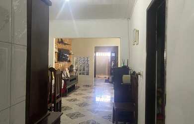 Imagem: A casa possui 3 Dormitórios, 3 Banheiros, 4 Vagas na garagem