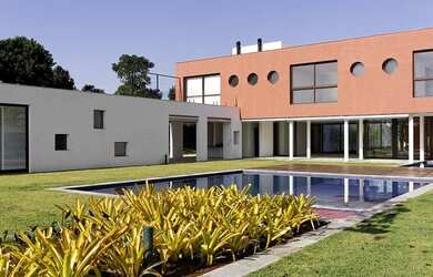 Imagem: A casa possui 5 Dormitórios, 5 Banheiros, 4 Vagas na garagem