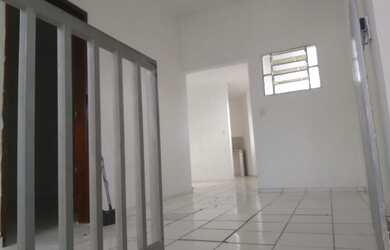 Imagem: A casa possui 2 Dormitórios, 1 Banheiro e está localizado