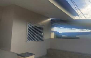 Imagem: A casa possui 3 Dormitórios, 3 Banheiros, 2 Vagas na garagem