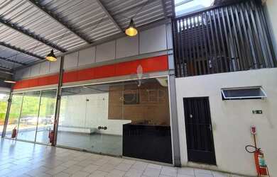 Imagem: O depósito possui 3 Vagas na garagem, 70m² de Área e está