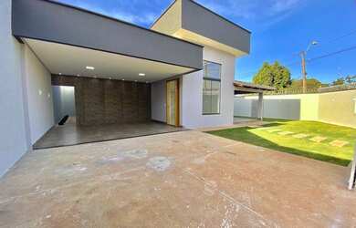 Imagem: A casa possui 3 Dormitórios, 2 Banheiros, 4 Vagas na garagem