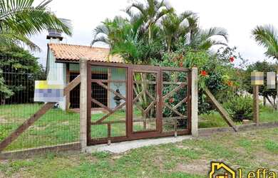 Imagem: A casa possui 3 Dormitórios, 2 Banheiros, 1 Vaga na garagem