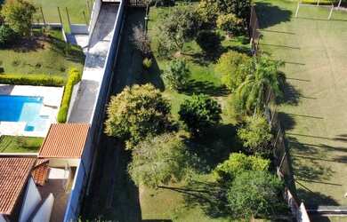 Imagem: O terreno possui 1.000m² de Área e está localizado em Ville