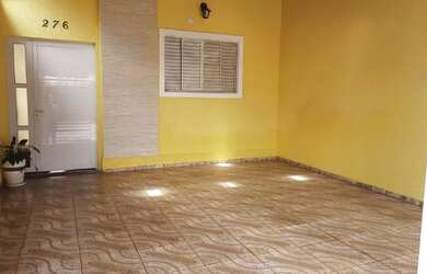 Imagem: A casa possui 3 Dormitórios, 2 Banheiros, 2 Vagas na garagem