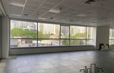 Imagem: O depósito possui 5 Vagas na garagem, 398m² de Área e está